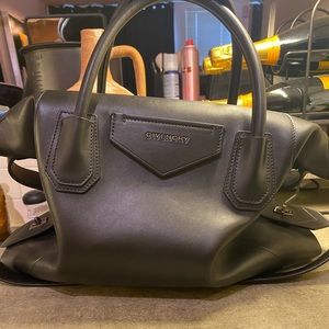 Black leather givenchy soft antigona bag in pretty much pristine condition.